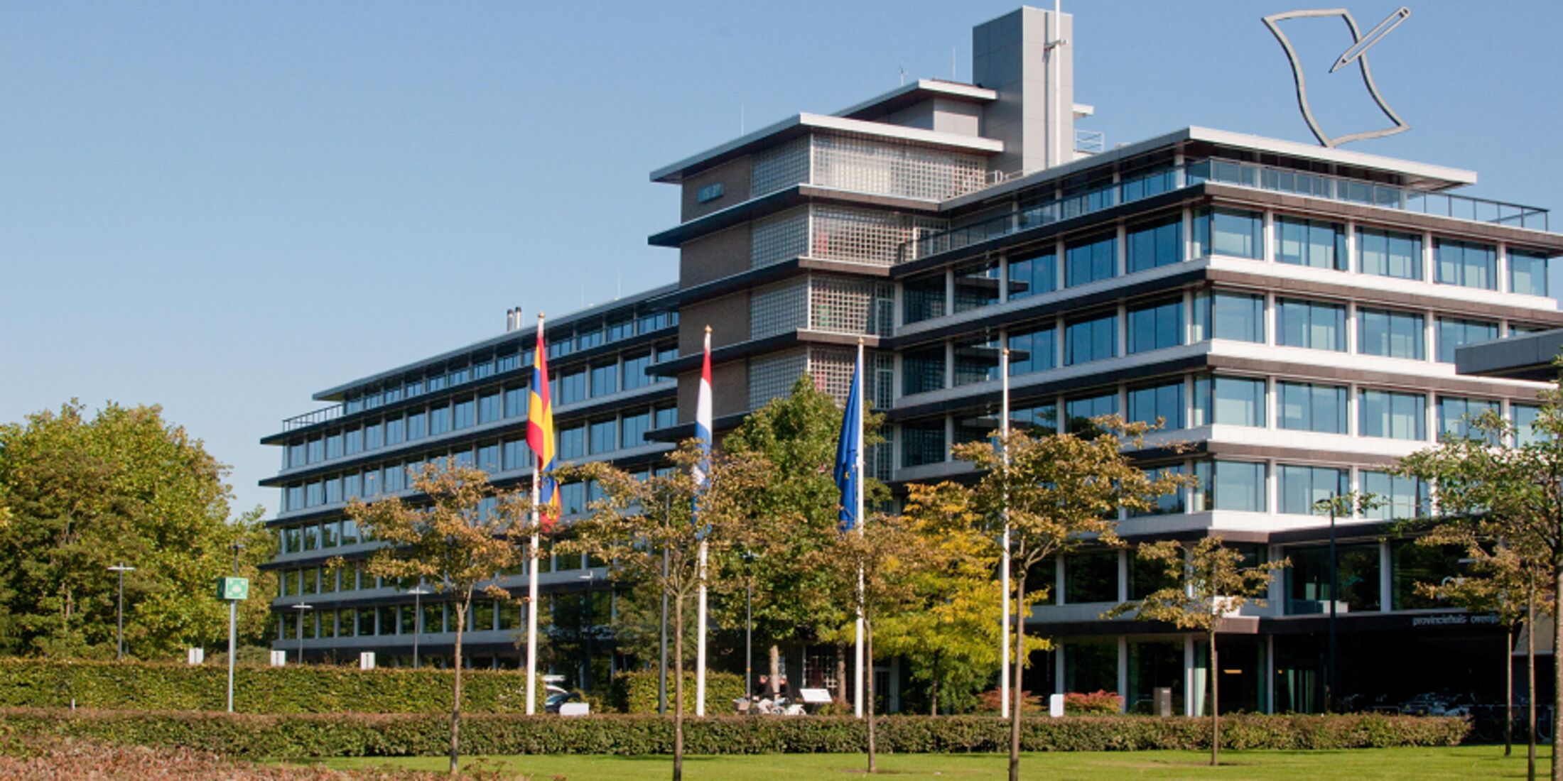 Provinciehuis in de zomer