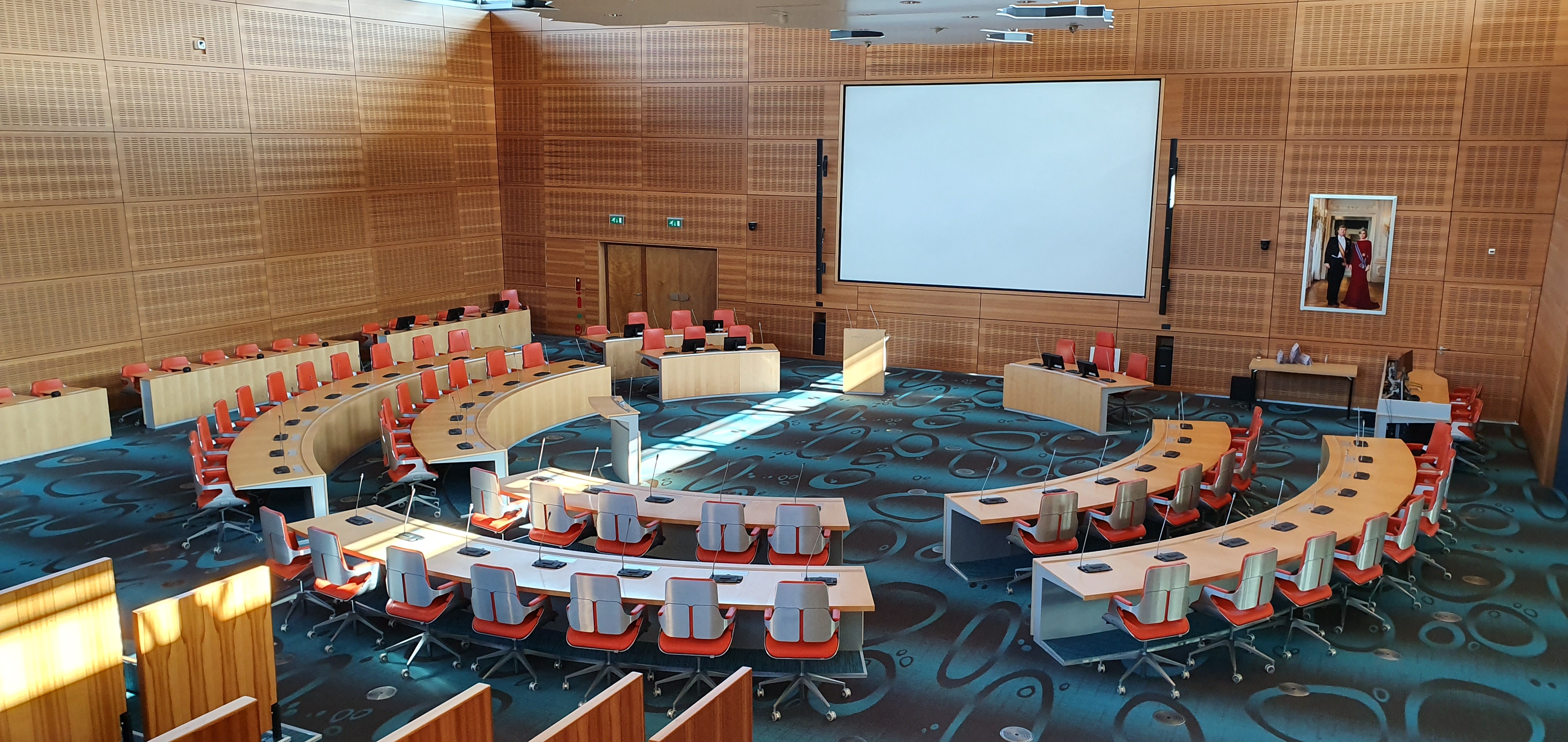 Lege statenzaal in het provinciehuis Overijssel in Zwolle