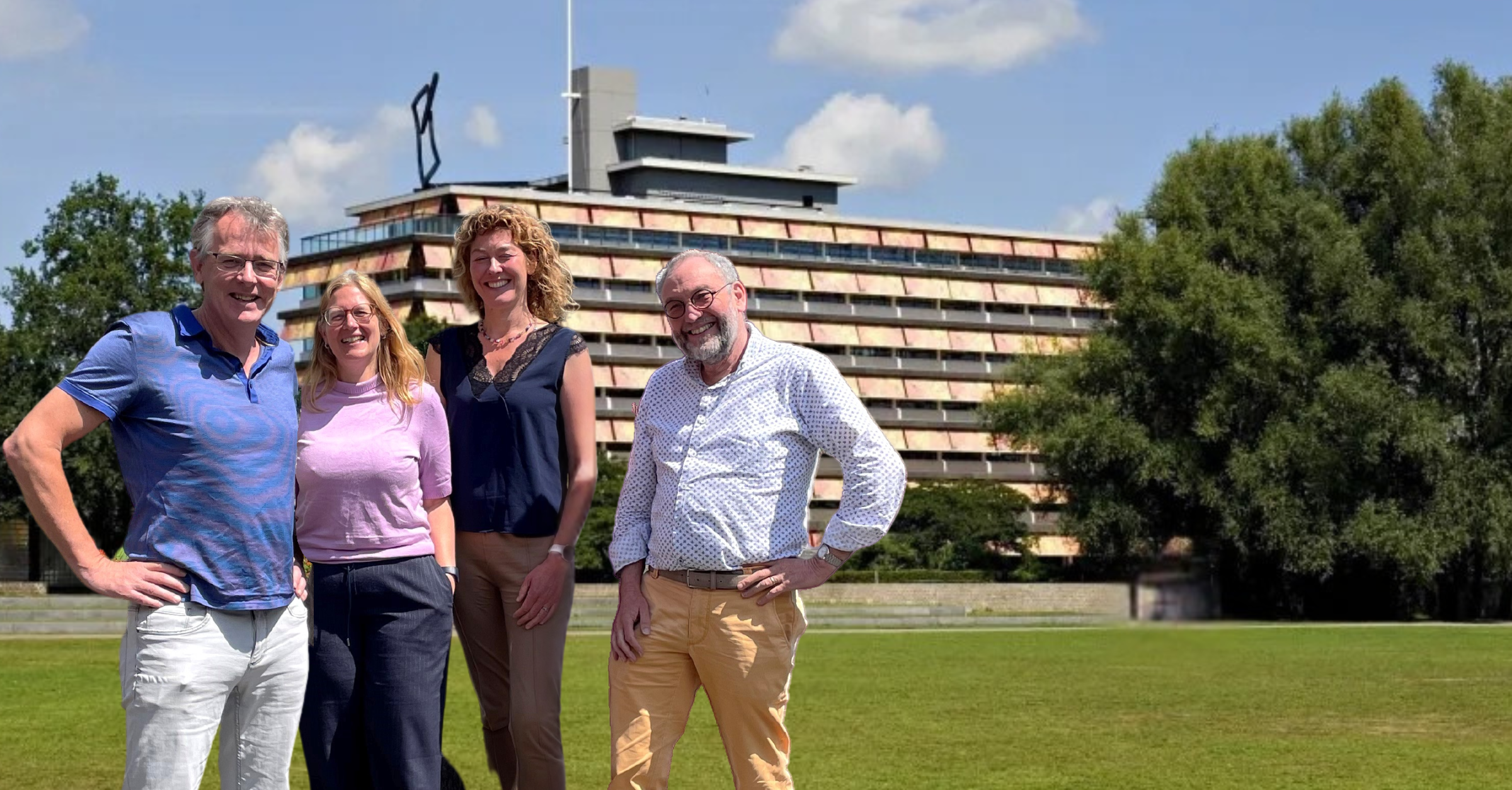 De vier wetenschappers Ivo van Hilvoorde, Sandra van Hogen-Koster, Lucas Meijs en Karin Dijkstra poseren voor het provinciehuis.