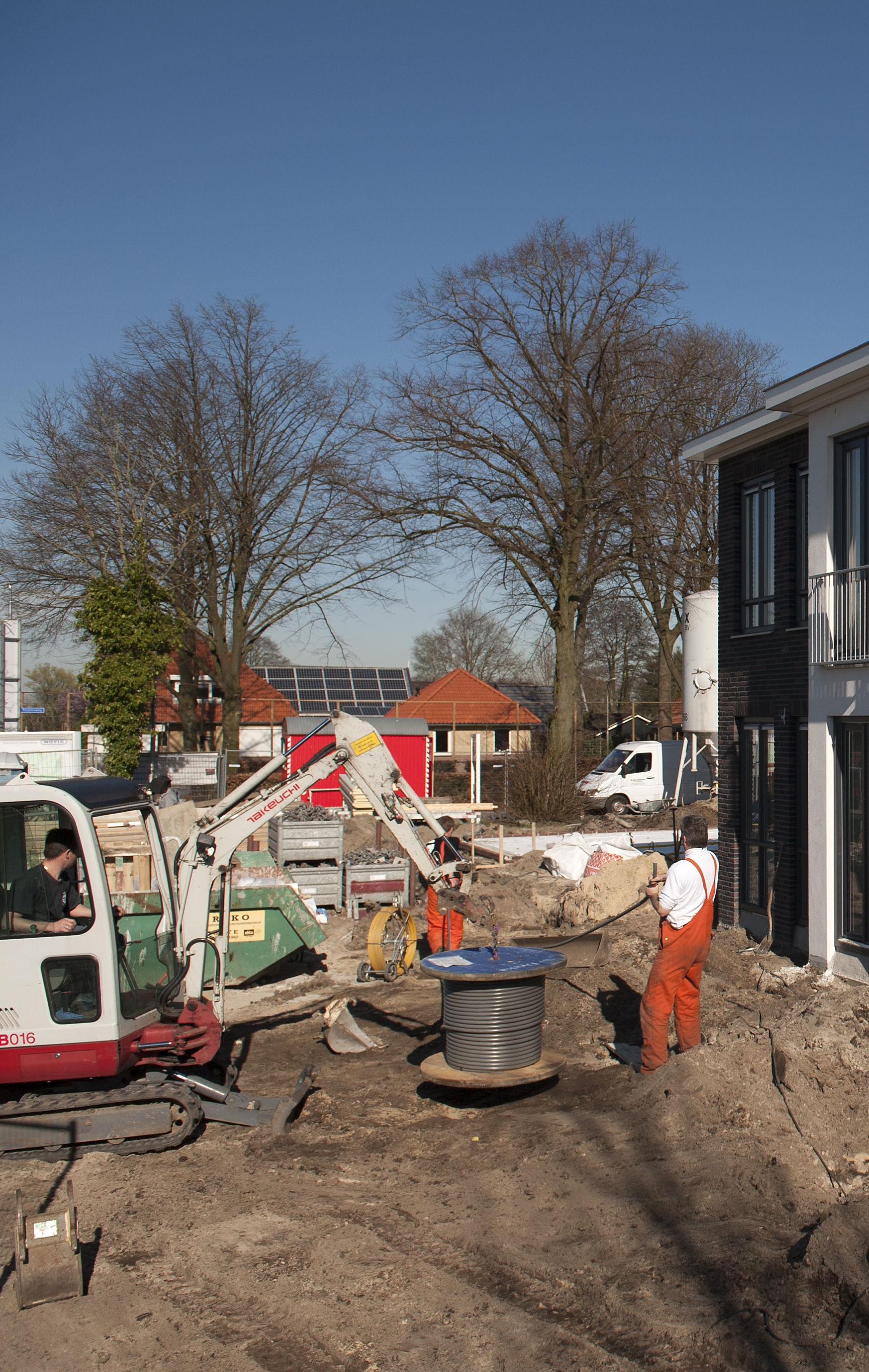mensen aan het werk bij huizen