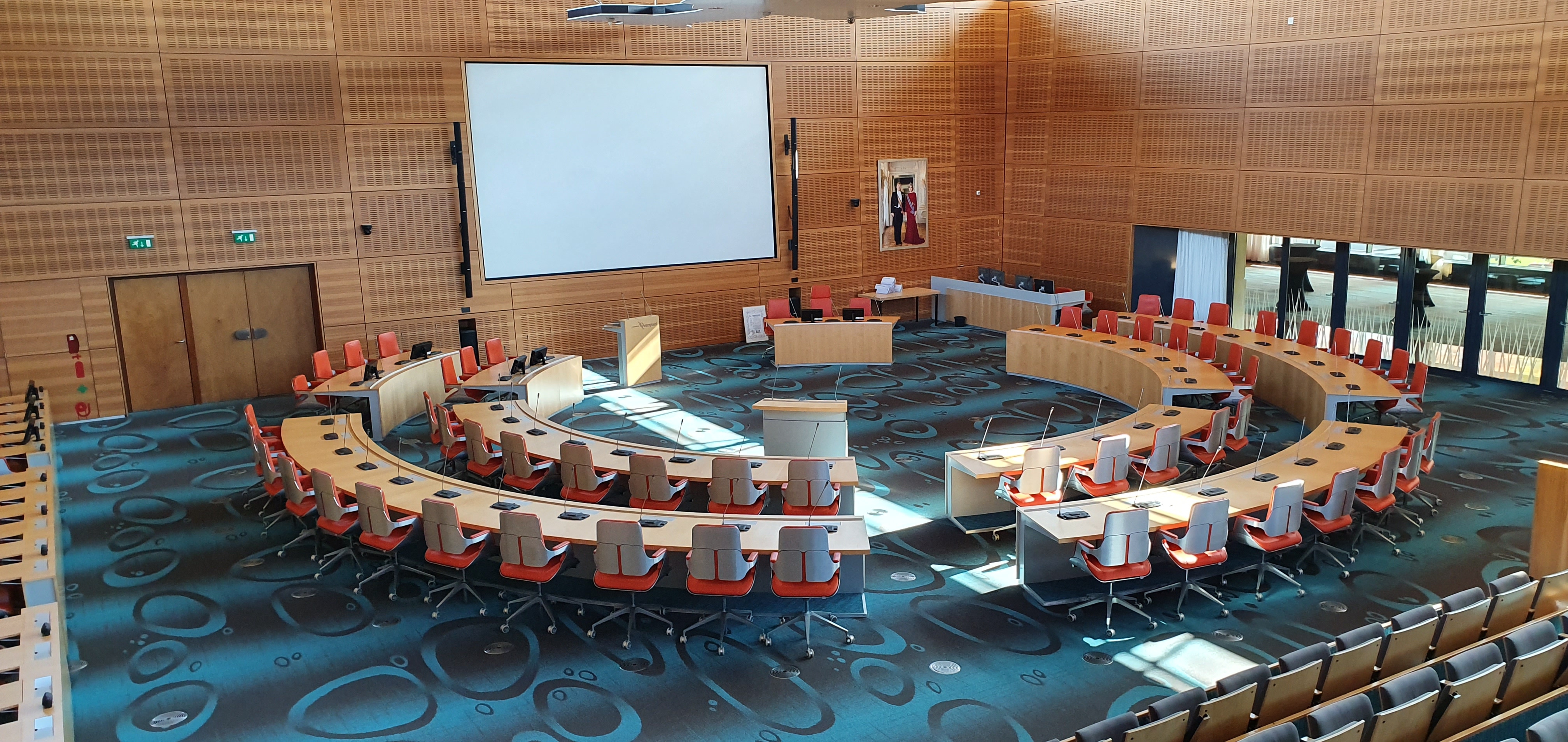 Lege statenzaal in het provinciehuis Overijssel in Zwolle