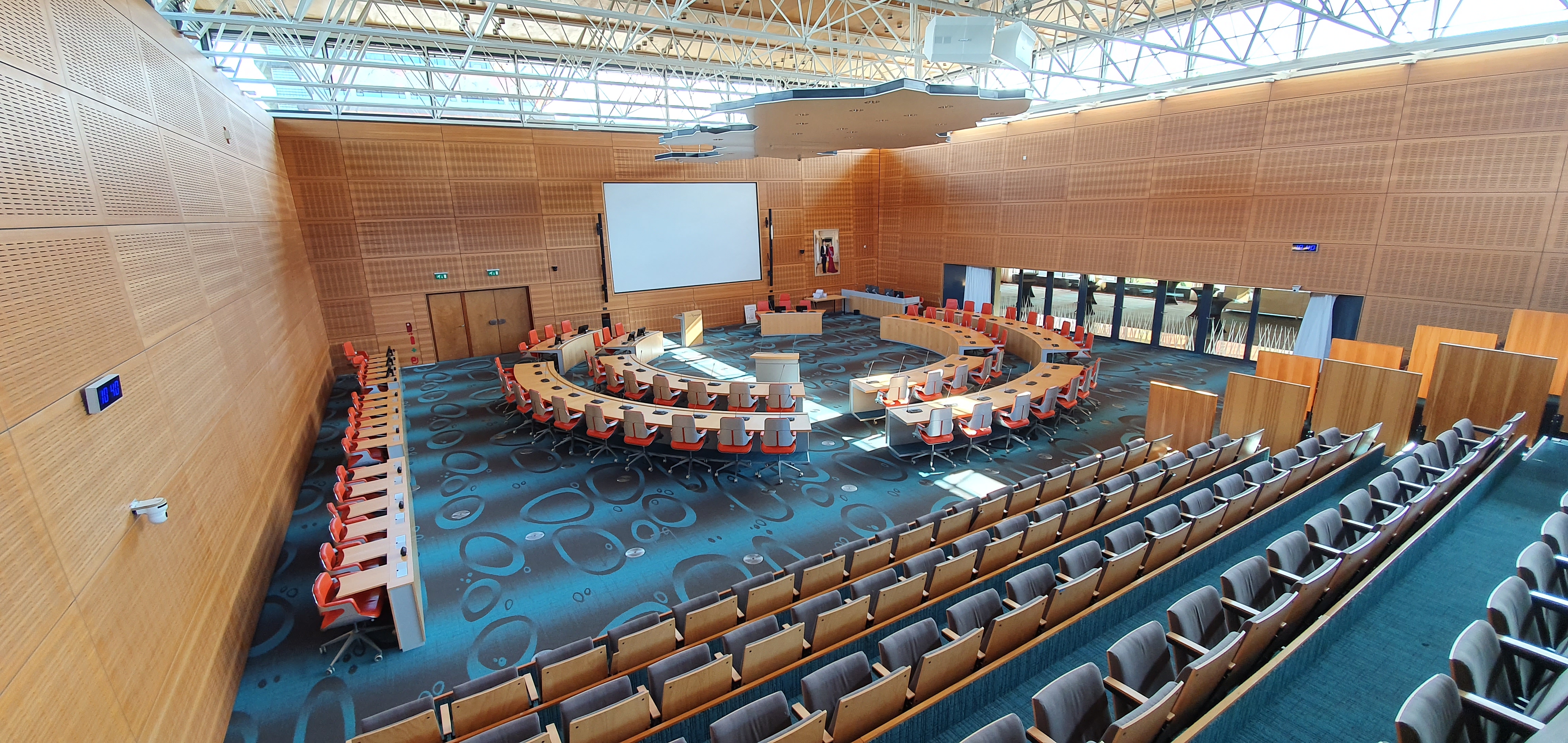 Lege statenzaal in het provinciehuis Overijssel in Zwolle