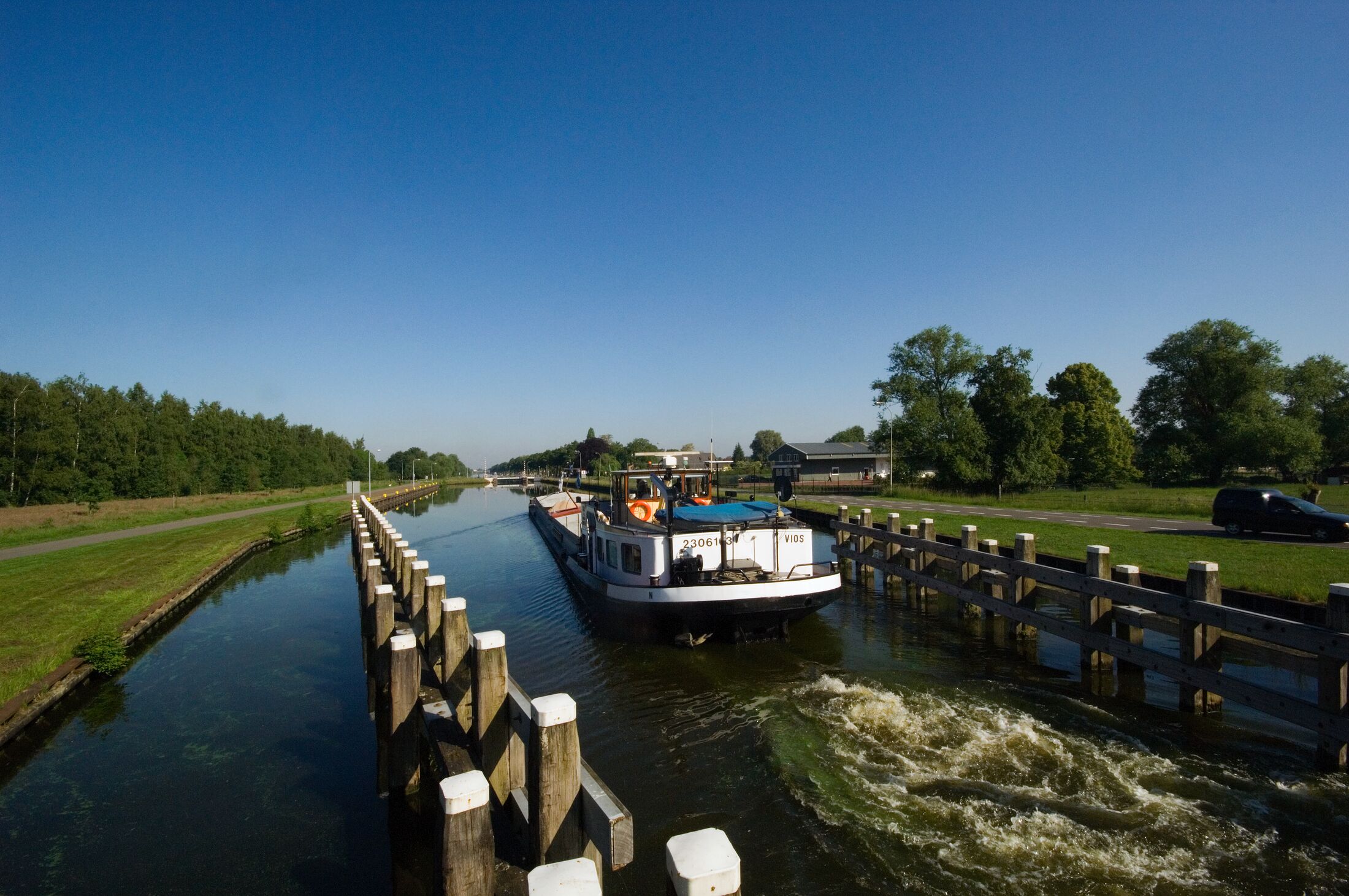 Foto van sloot met boot langs de wegen