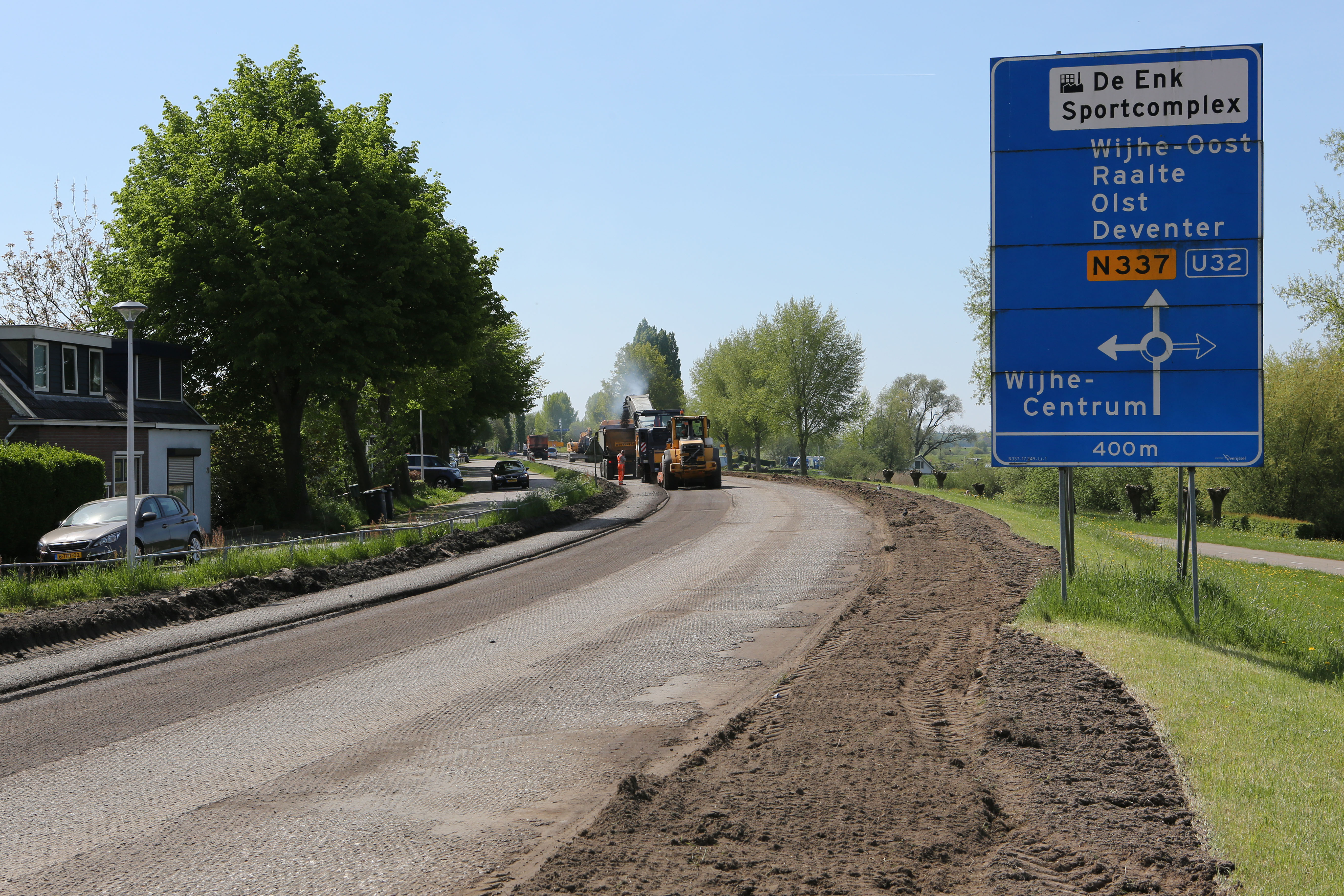N337 Zwolle-Wijhe mensen zijn de weg aan het asfalteren