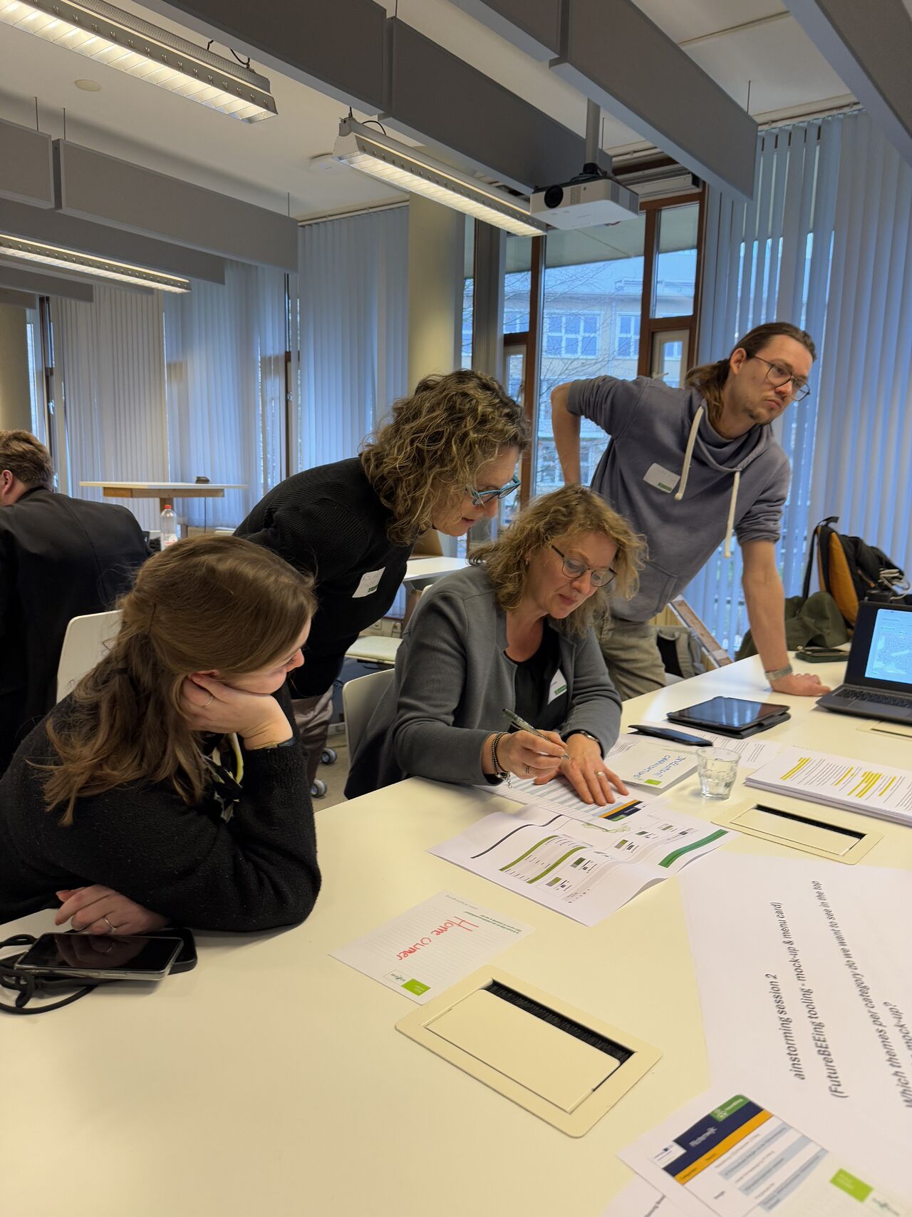 4 mensen kijken samen naar een document
