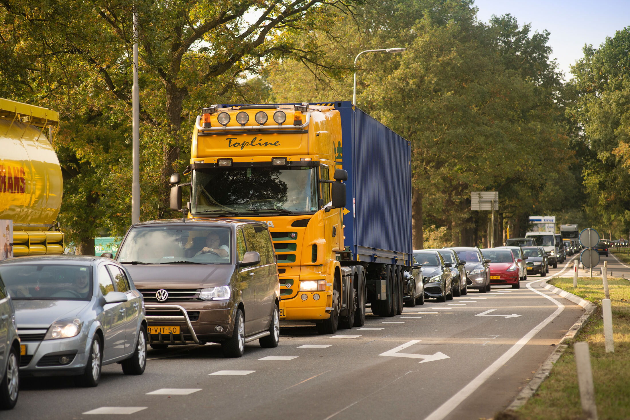 Auto's in de rij op weg
