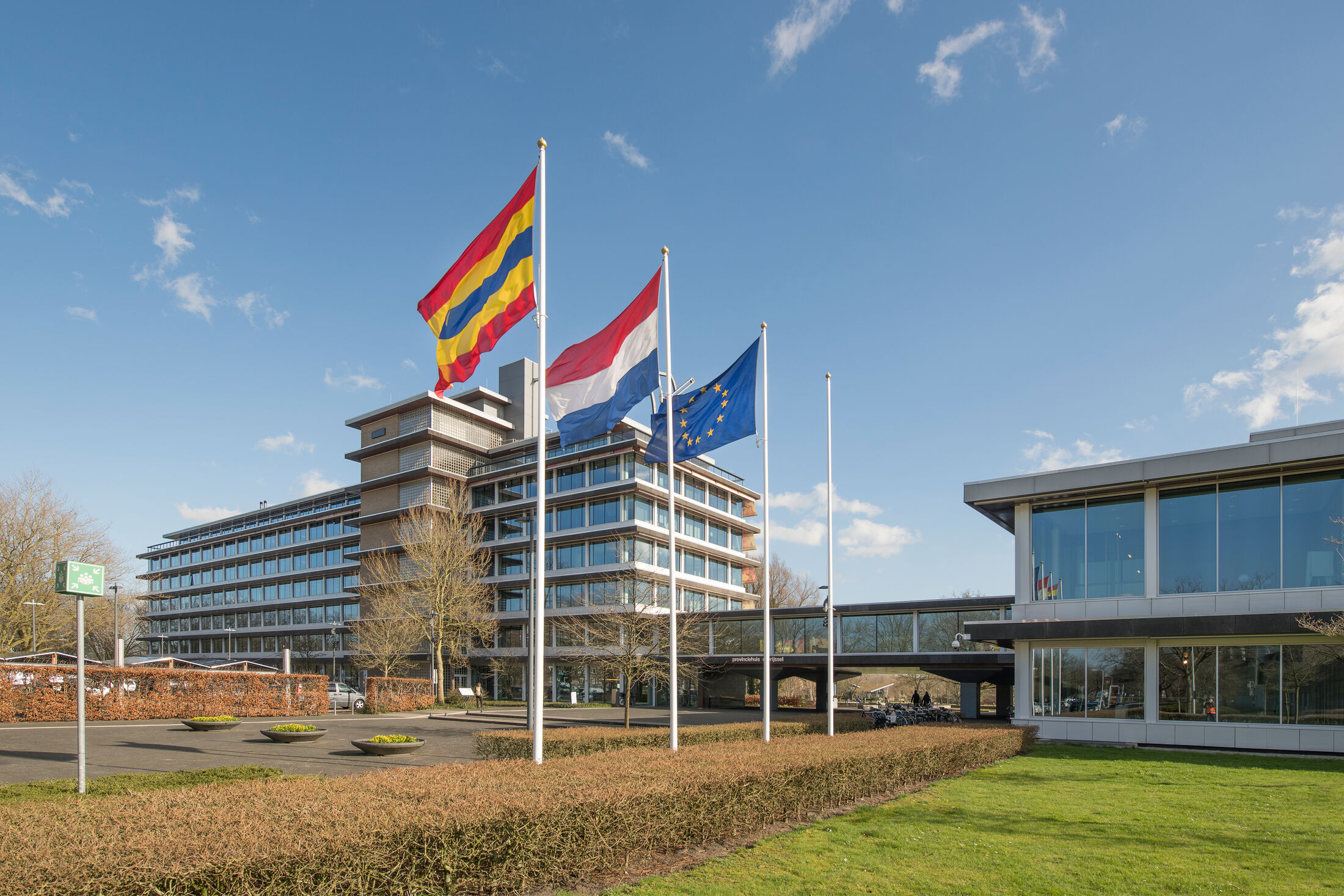 Provinciehuis in de zomer