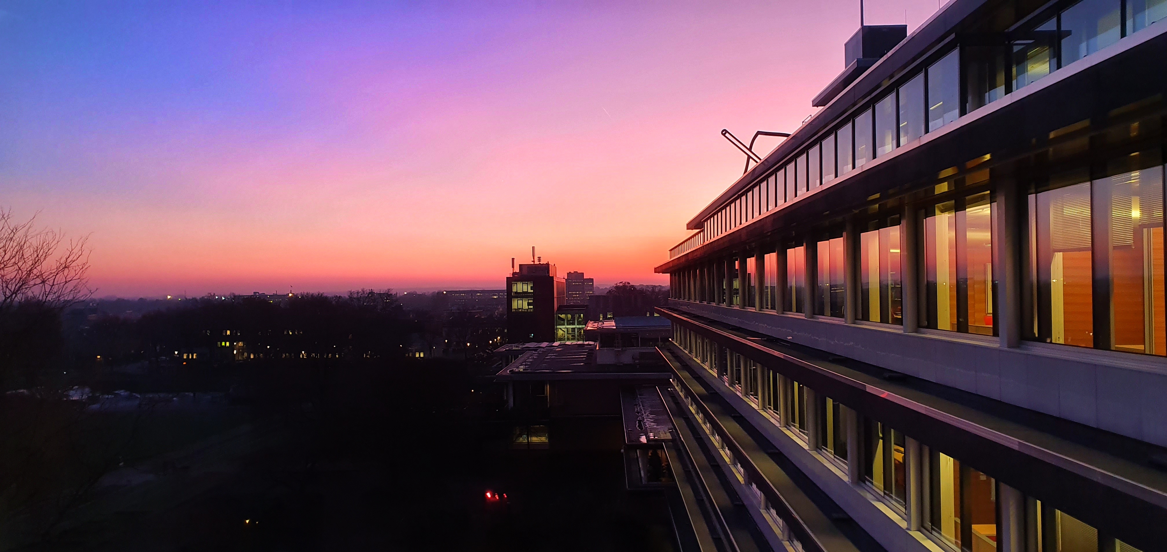 Zonsondergang bij het provinciehuis
