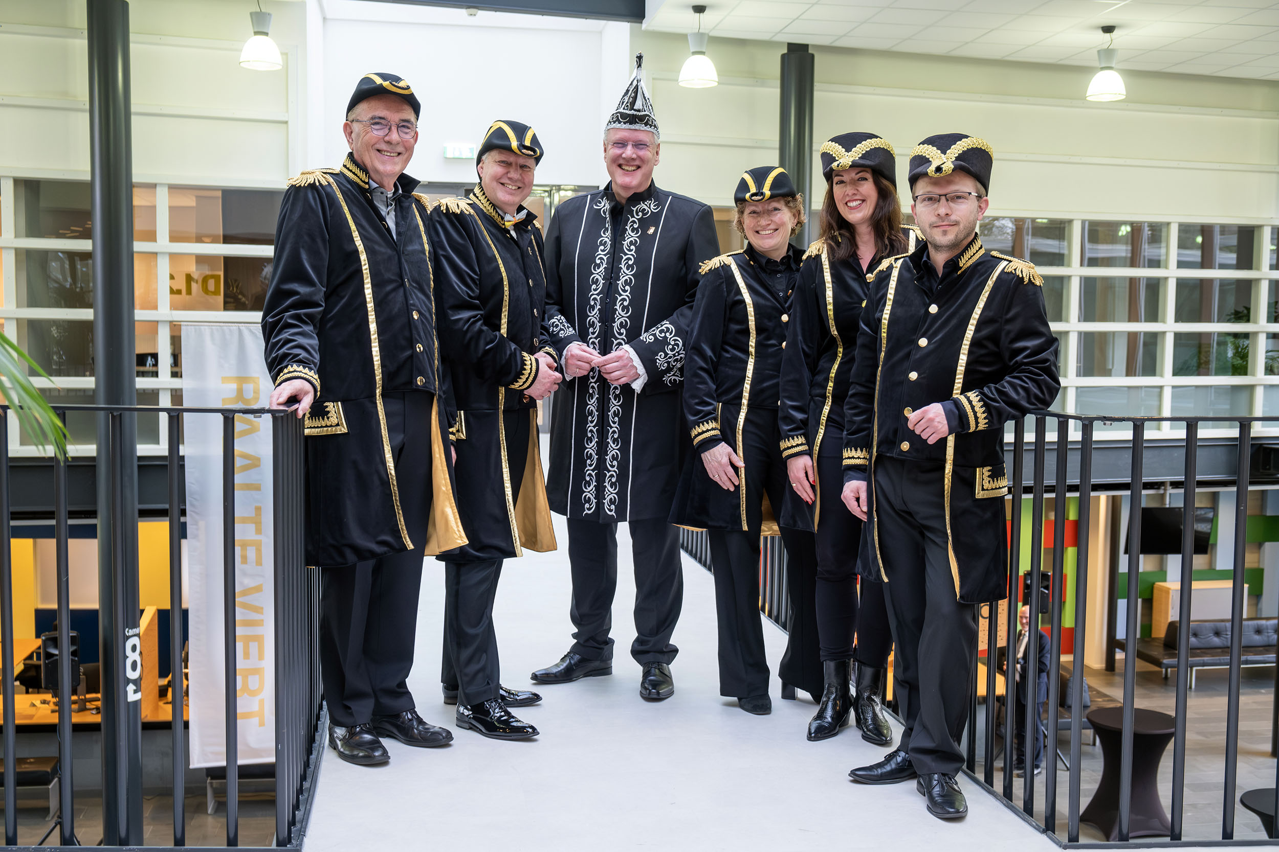 Groepsfoto van Carnaval in Stöppelburcht met de burgemeester, de commissaris van de Koning in tenue