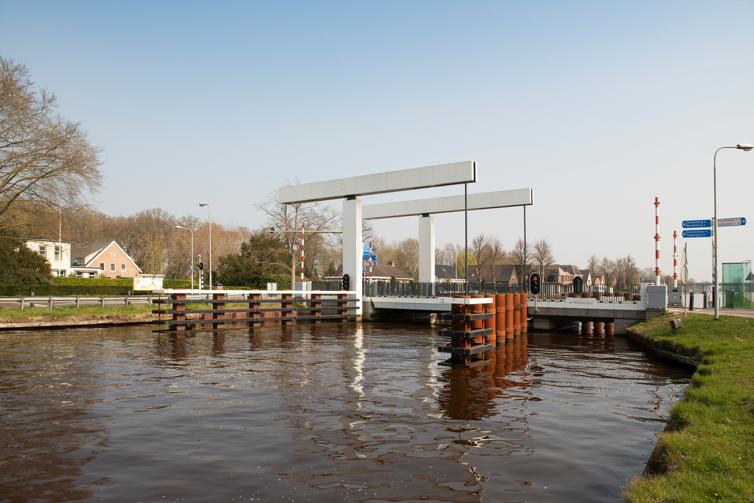 Foto van dichte brug over sloot