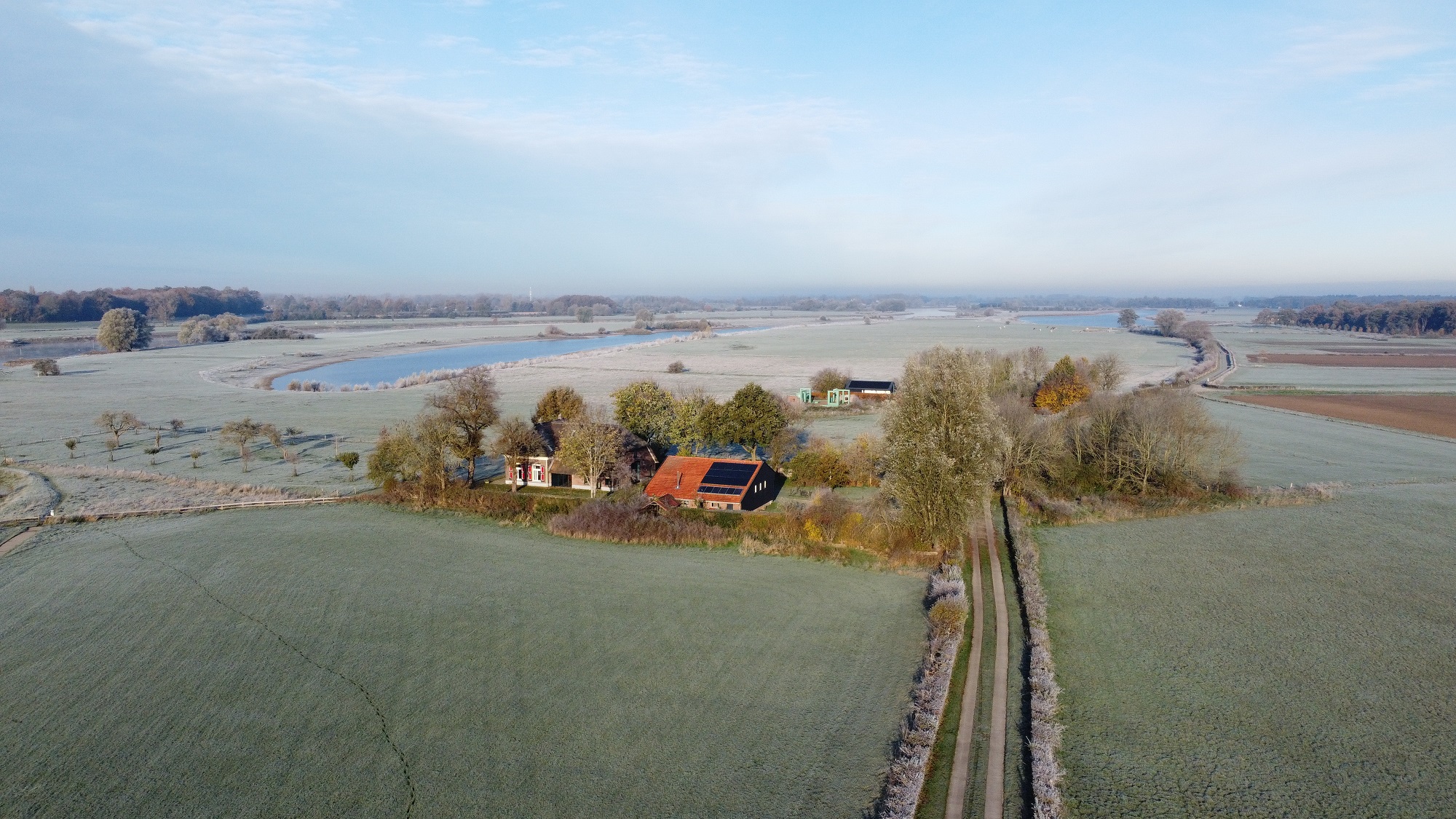 Landschapfoto; Boerderij met weilanden eromheen en een vennetje