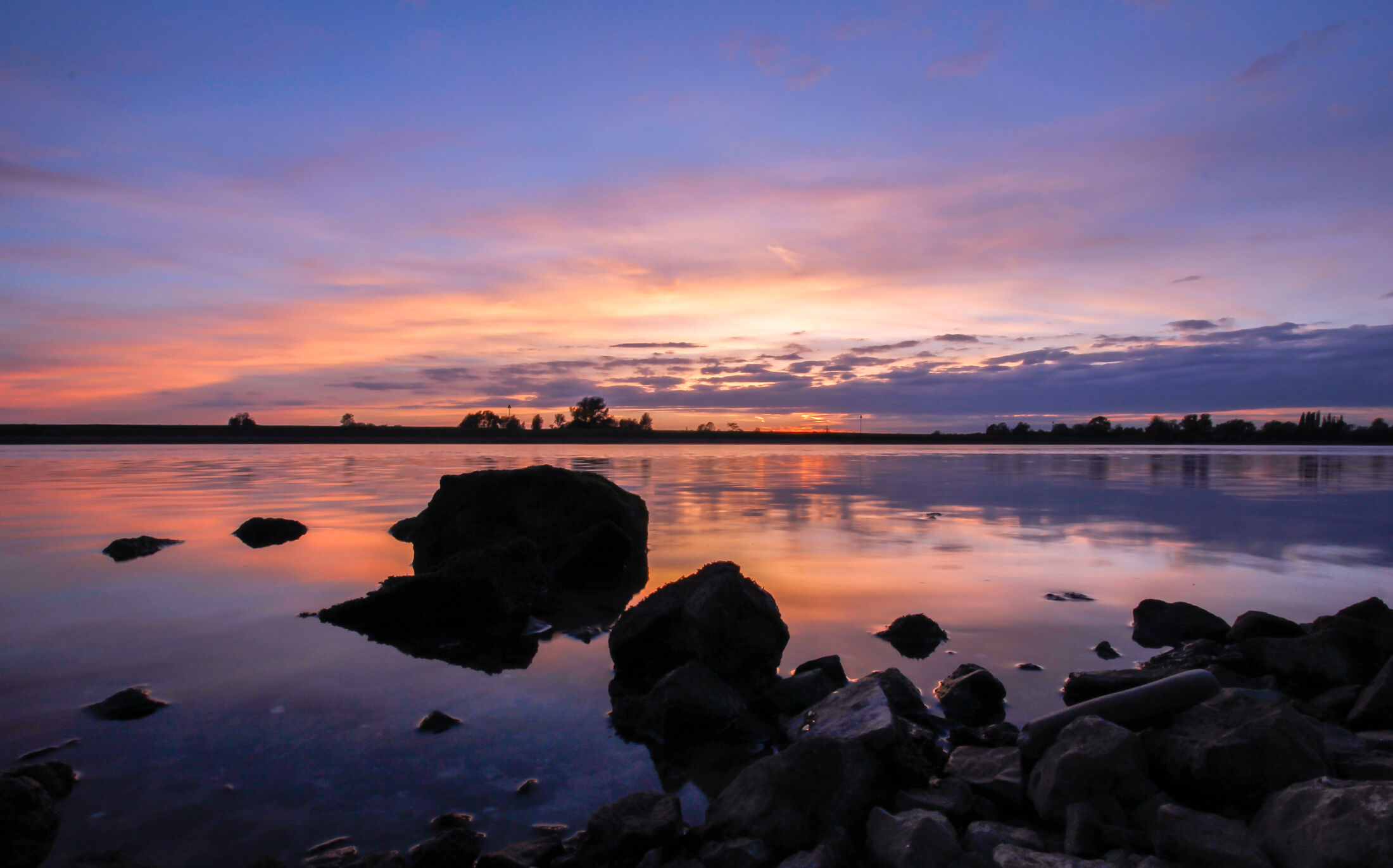 foto van water met oever van rotsen