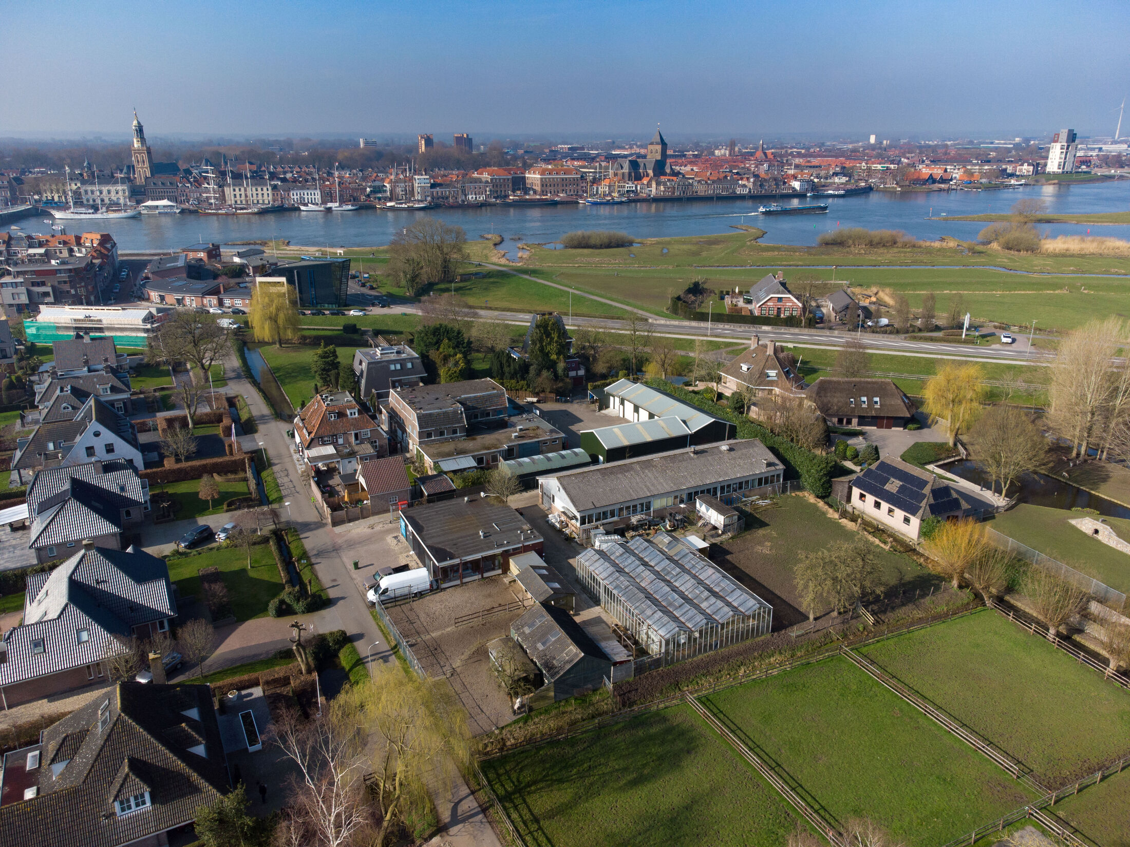 Drone foto van een dorp of straat tussen stukken land