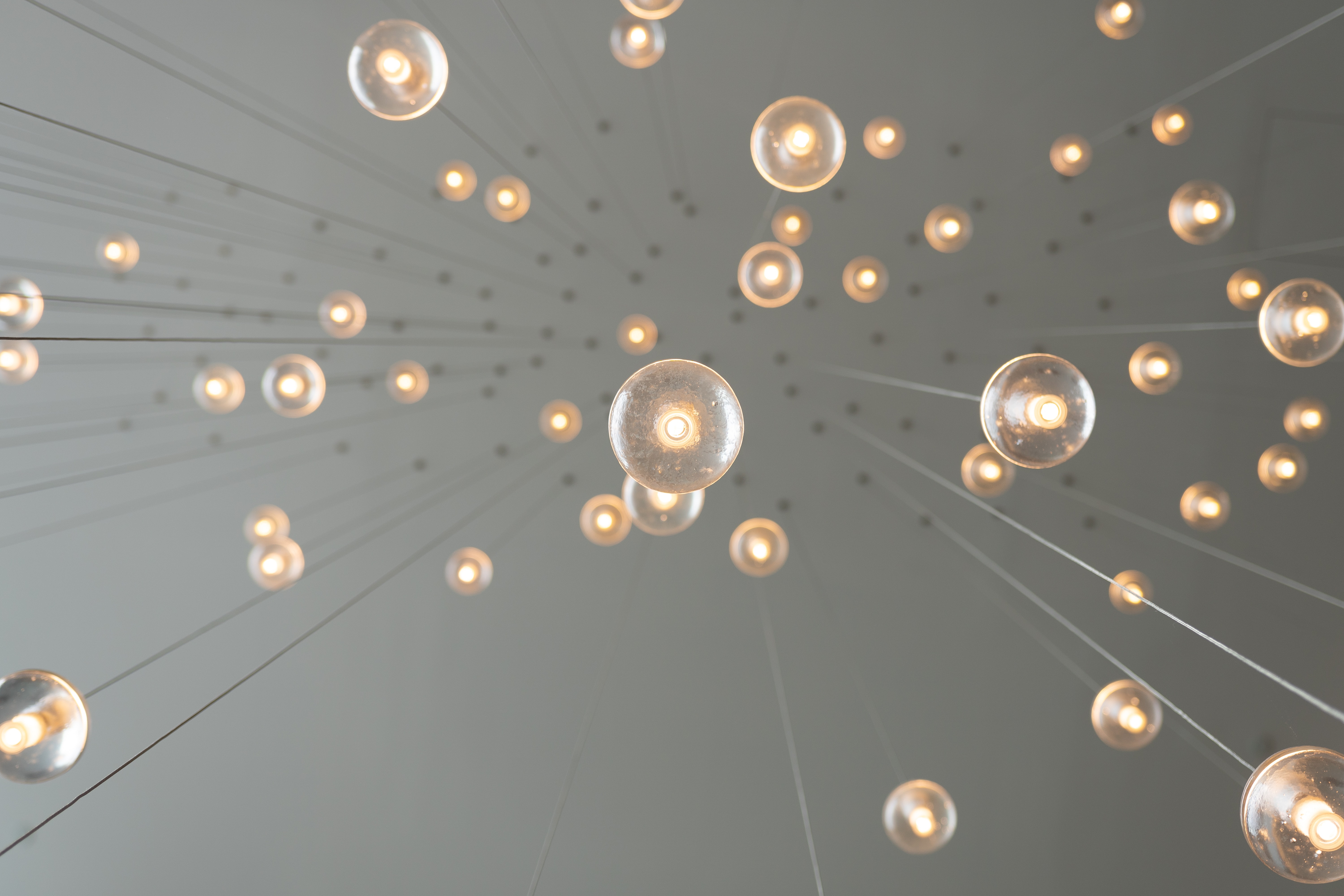 Lampjes die hangen van het plafond gefotografeerd vanaf de onderkant