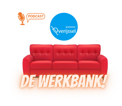 Oranje logo van een podacast en het logo van Overijssel ernaast in het wit, in een circkel gekleurd in cyaan en een rode bank ervoor met de tekst: 'De werkbank'