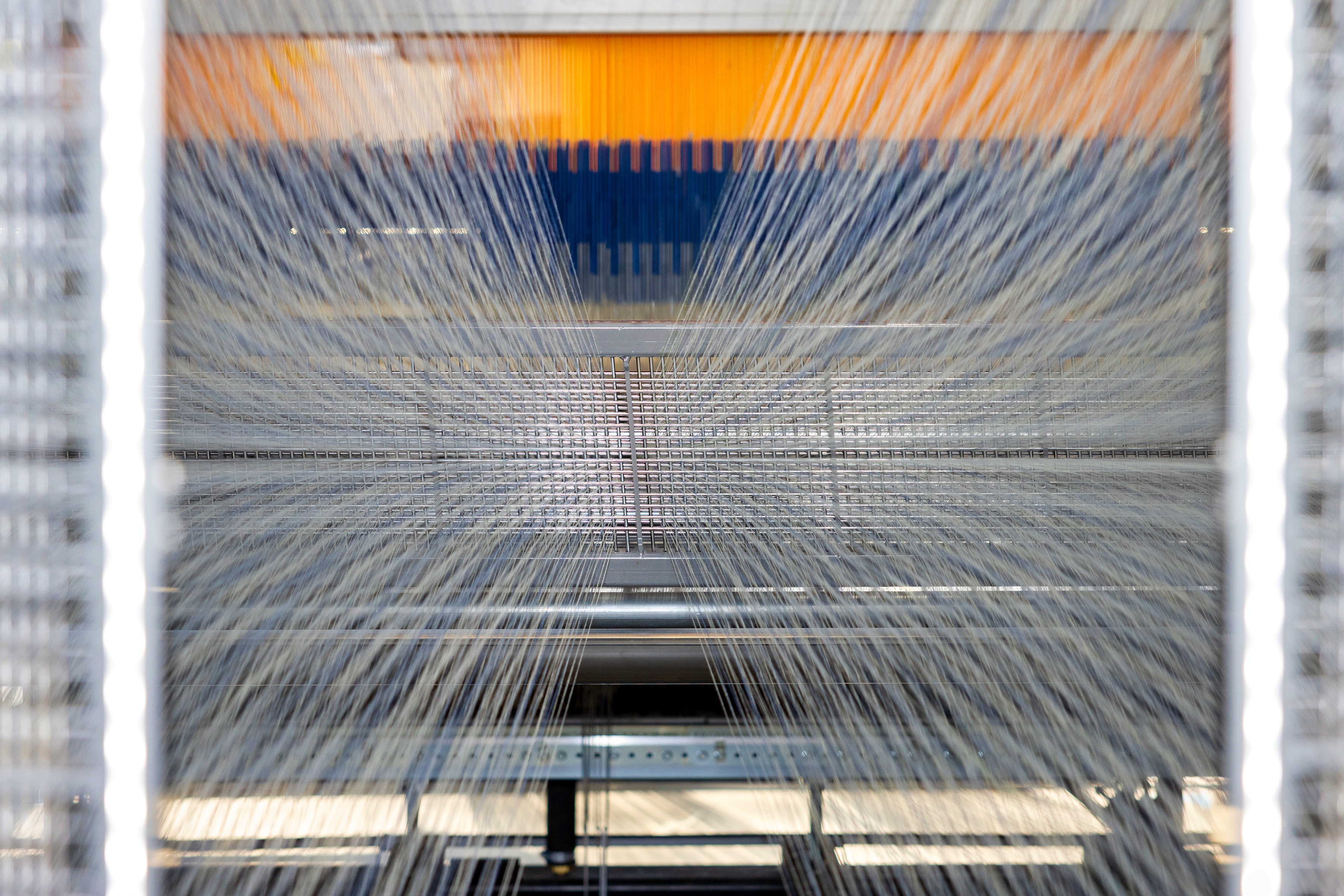 Close-up van weefmachine met garens