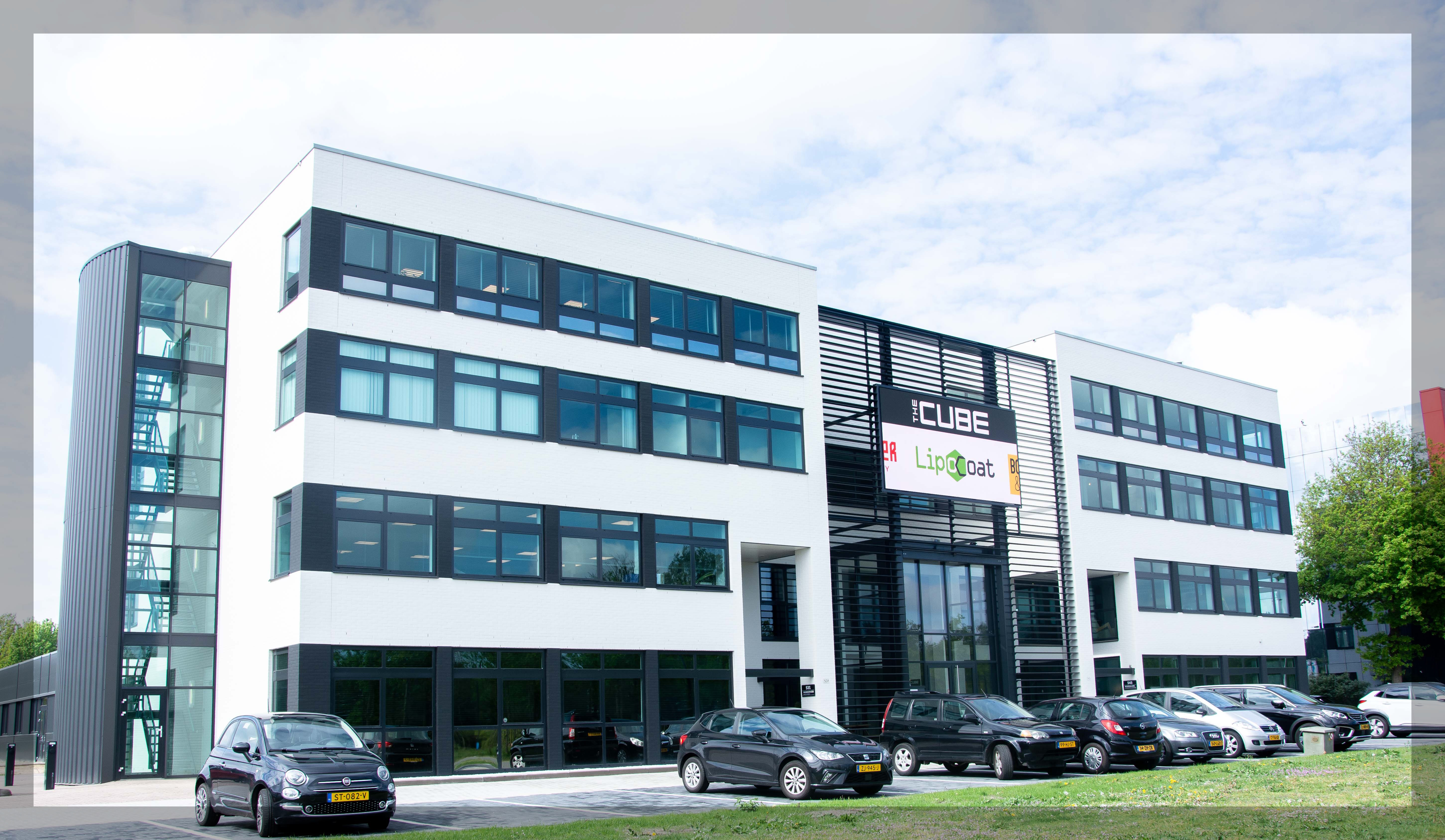 Gebouw LipoCoat met een aantal auto's ervoor geparkeerd