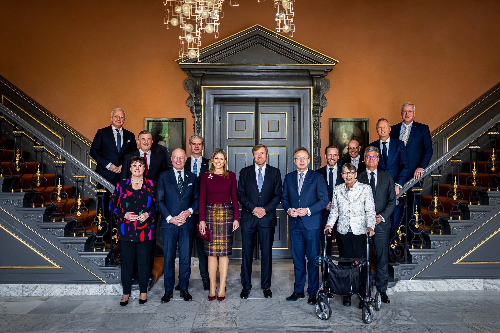 Koninklijk paar samen met de 12 commissarissen van de Koning