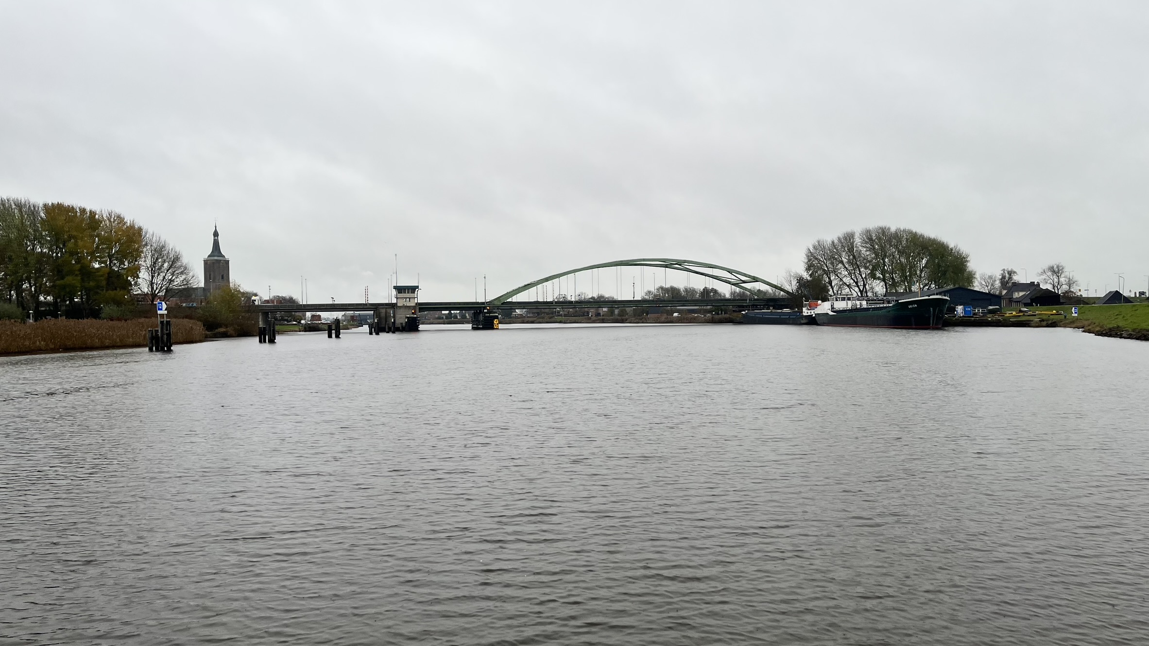 Brug over breed meer