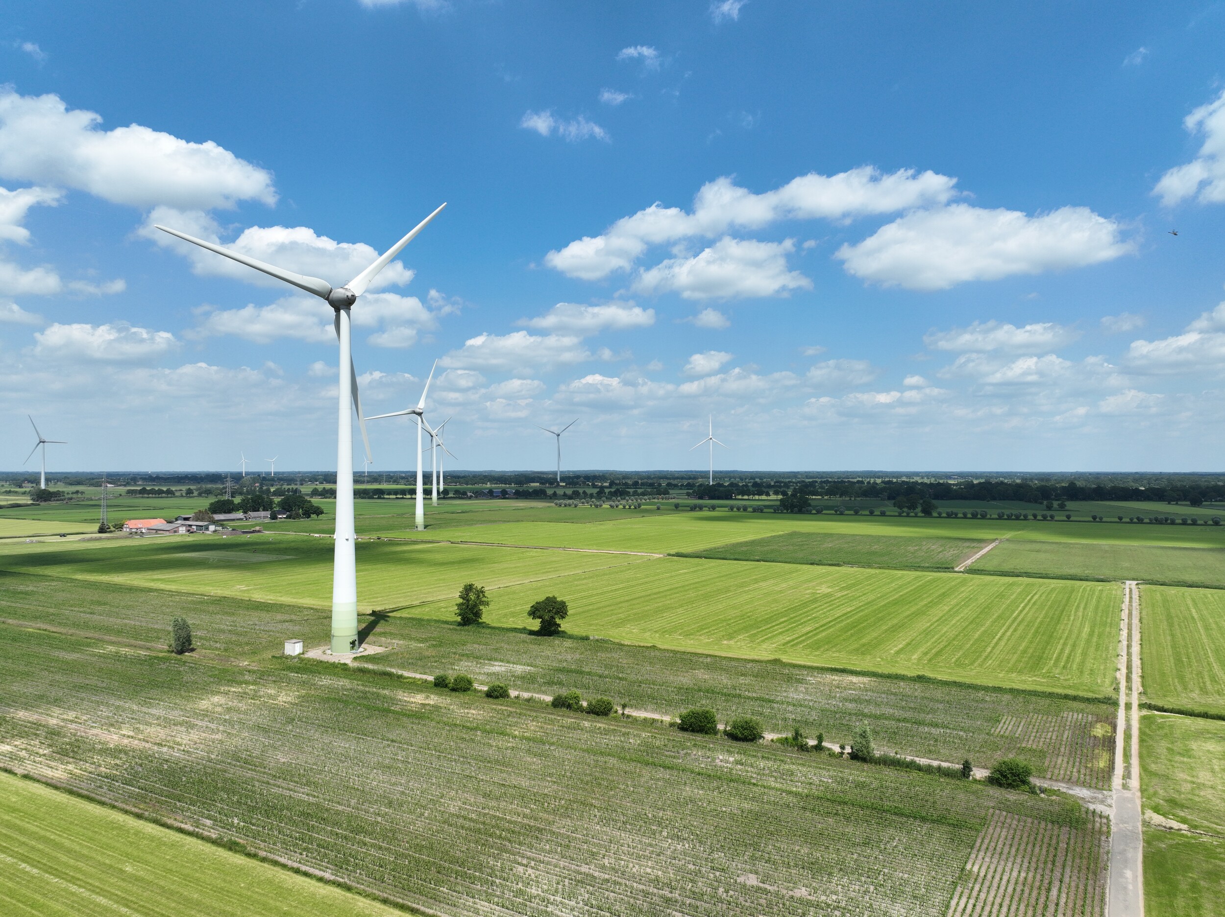 Windmolens in grote groene landschappen