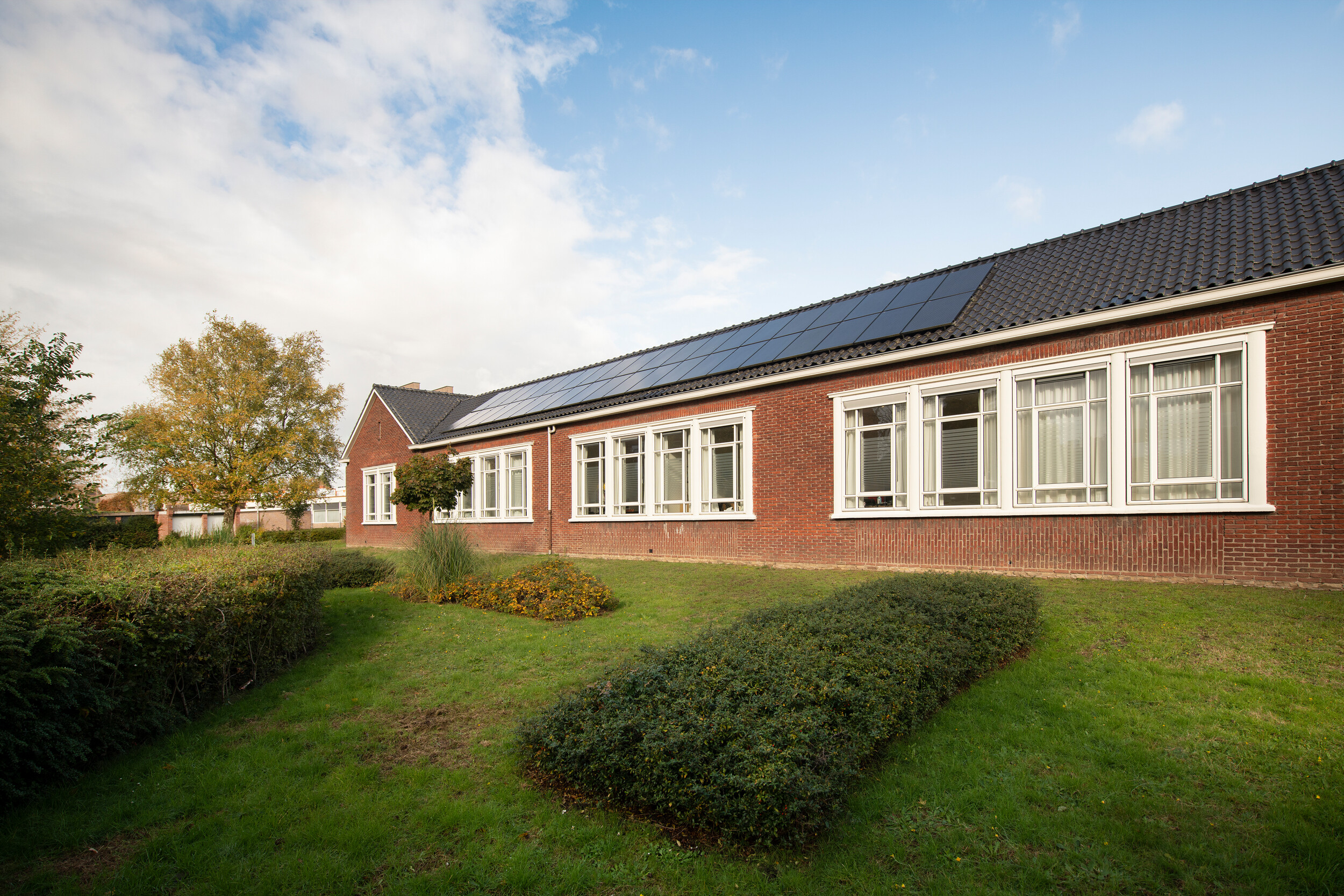 Eenverdiepingsebouw met zonnepanelen erop