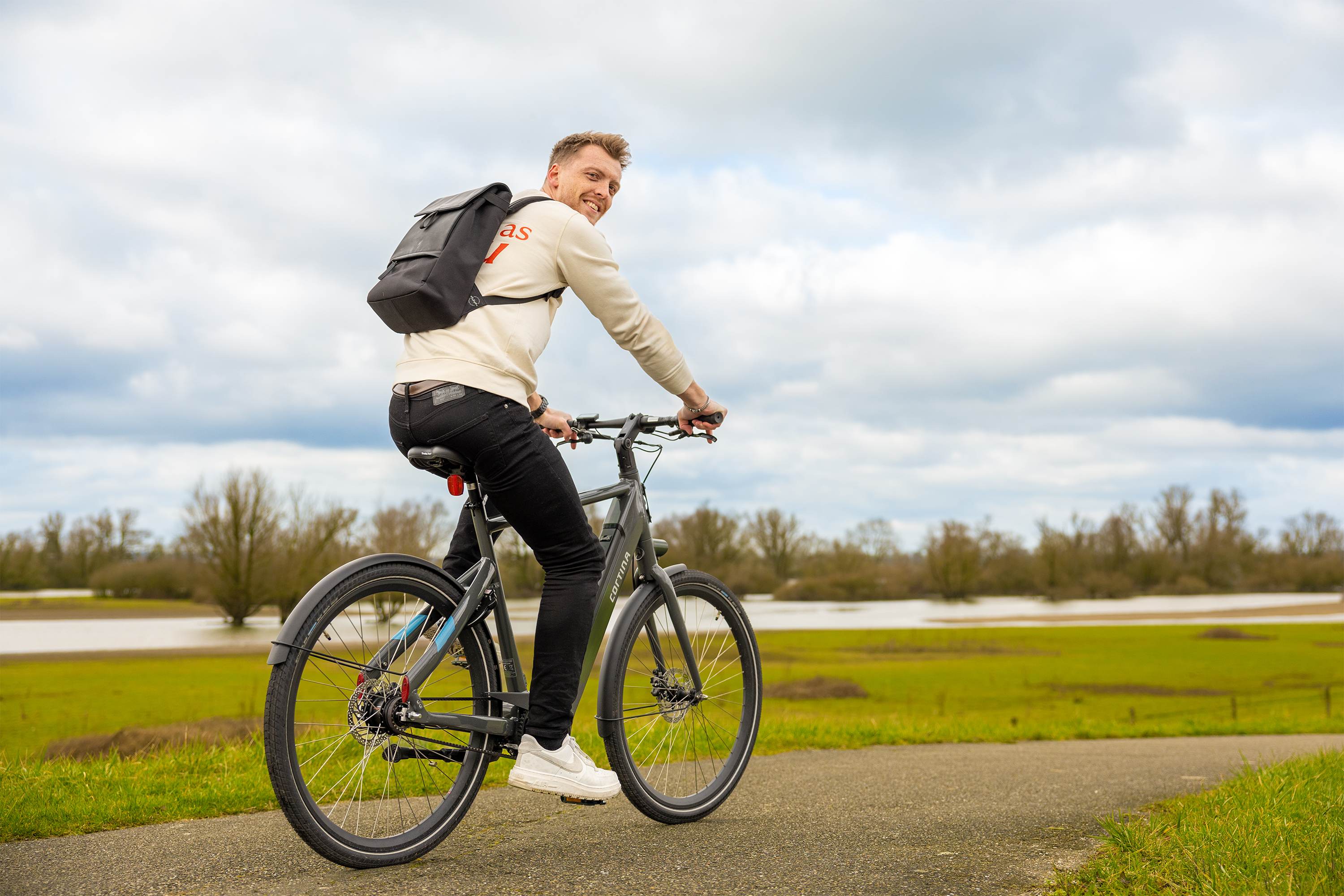 N337 persoon op de fiets, op het fietspad langs de IJssel tussen Wijhe en Zwolle